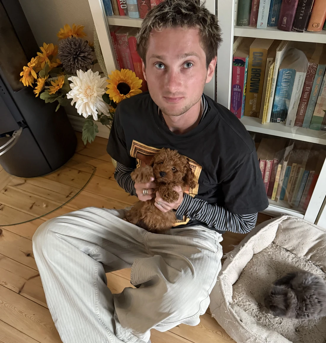 Mads-Peter med en lille brun hund på skødet